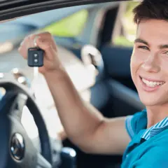 Jakie auto kupić dla młodego kierowcy, aby uniknąć kosztownych błędów?