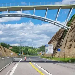 Ile maksymalnie można jechać na autostradzie? Sprawdź zasady i kary