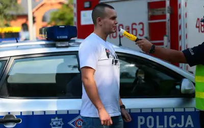 Kto może badać alkomatem? Poznaj przepisy i zasady dotyczące testów