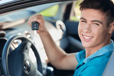 Jakie auto kupić dla młodego kierowcy, aby uniknąć kosztownych błędów?