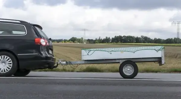 Ile można jechać z przyczepą na autostradzie w Niemczech – kluczowe przepisy