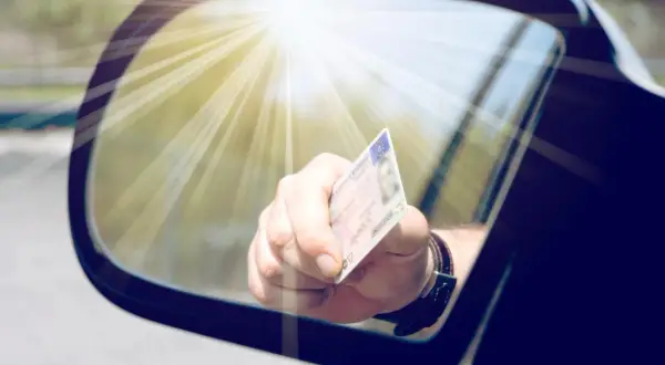 Ile czasu na odbiór prawa jazdy? Sprawdź, co może opóźnić proces