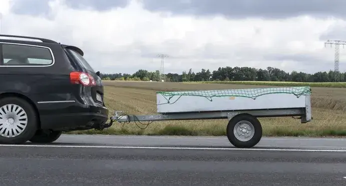 Ile można jechać z przyczepą na autostradzie w Niemczech – kluczowe przepisy