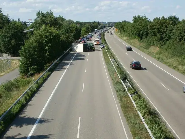 Zdjęcie Ile można jechać z przyczepą na autostradzie w Niemczech – kluczowe przepisy