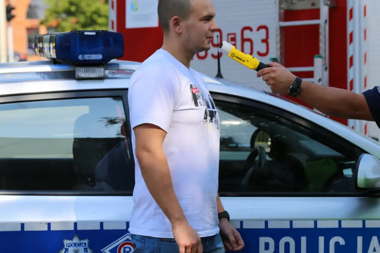 Zdjęcie Czy policja może badać alkomatem w domu? Poznaj swoje prawa