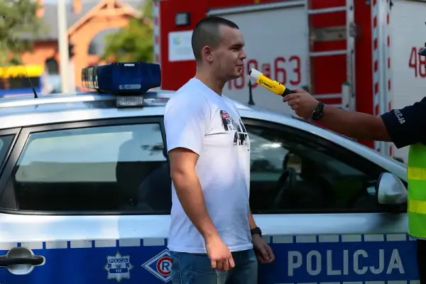 Kto może badać alkomatem? Poznaj przepisy i zasady dotyczące testów