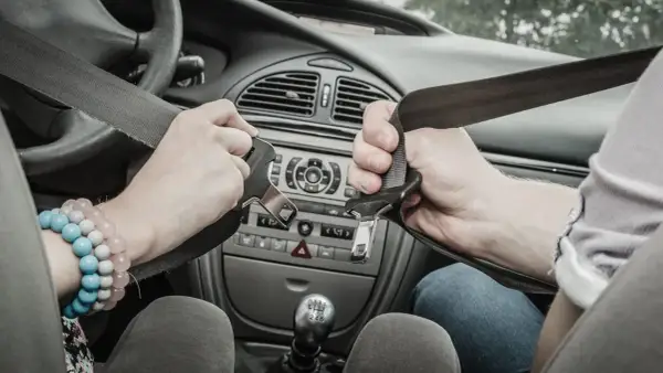 Jak zbudowany jest pas bezpieczeństwa i co go chroni w wypadku?